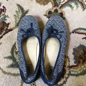 GIRLS UGG FLATS!!